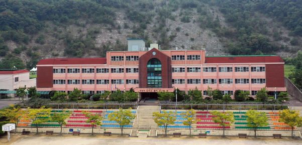 19일 오후 경남 창원시 진해구에 있는 웅동중학교. 이 학교는 조국 법무부 장관 후보자 집안이 소유한 학교법인 웅동학원 소유의 사립중학교다./연합뉴스