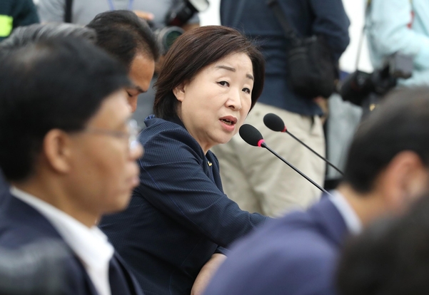 지난 20일 오후 열린 국회 제14차 정치개혁 특별위원회 전체회의에서 정의당 소속 심상정 의원(가운데)이 자유한국당과 관련해 발언을 하고 있다/연합뉴스