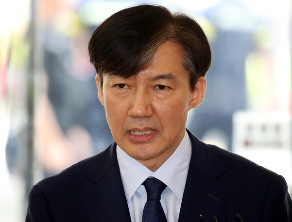 조국 법무부 장관 후보자가 26일 서울 종로구 적선현대빌딩에 꾸려진 인사청문회 준비단으로 출근하고 있다. /연합뉴스