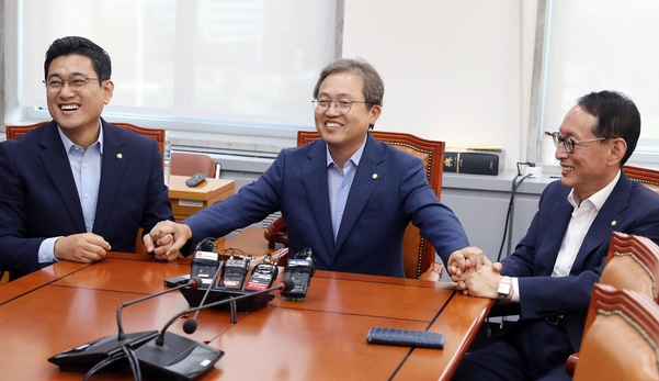국회 법제사법위원회 민주당 송기헌(가운데), 한국당 김도읍(오른쪽), 바른미래당 오신환 간사가 26일 국회 회의실에서 조국 후보자에 대한 청문회 일정을 확정하고 손을 잡고 있다. /뉴시스