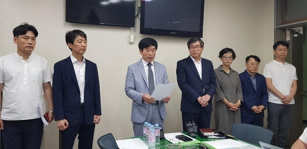 지난 22일 고려고 관계자들이 광주교육청에서 감사 결과를 반박하는 기자회견을 하고 있다. / 연합뉴스