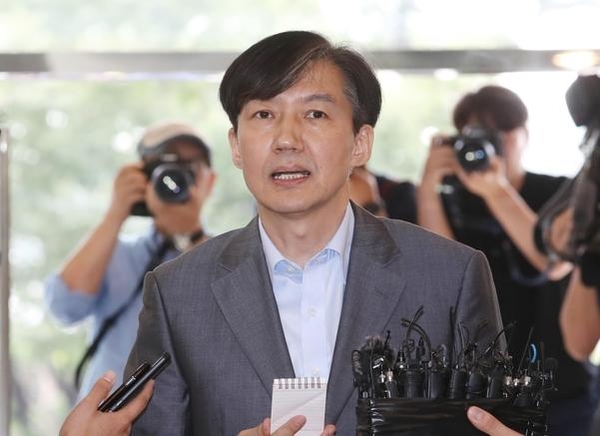 조국 법부무 장관 후보자가 27일 오후 인사청문회 준비 사무실이 마련된 서울 종로구 한 건물로 출근하며 취재진 질문에 답하고 있다. /연합뉴스