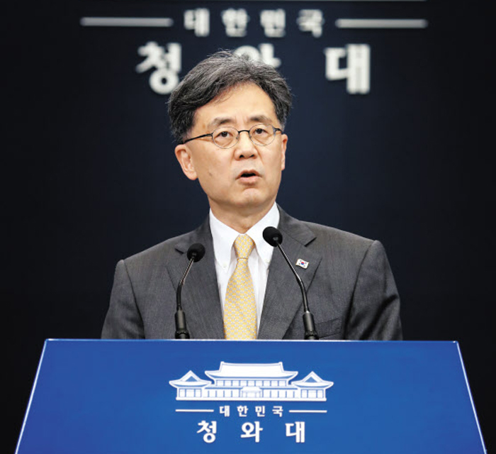 김현종 “주도적 안보역량 강화해야” - 김현종 청와대 국가안보실 2차장이 28일 춘추관에서 일본 정부의 ‘화이트리스트’ 배제 조치와 관련한 브리핑을 하고 있다. 김 차장은 “당당하고 주도적으로 안보 역량을 강화해 나가야 한다”며 ‘자주 국방’을 강조했다.