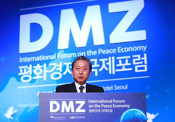 하토야마 유키오 전 일본 총리가 29일 오전 서울 중구 소공동 롯데호텔 크리스탈볼룸에서 열린 'DMZ 평화경제 국제포럼' 개막식에서 연설을 하고 있다./연합뉴스
