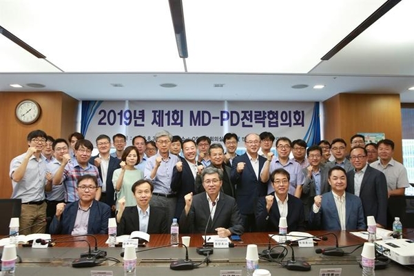 지난달 30일 서울 역삼동 한국기술센터 대회의실에서 열린 '산업기술융합R&D 추진을 위한 MD-PD 전략협의회'에 참석한 정양호 한국산업기술평가관리원장(맨앞줄 가운데) 등 관계자들이 기념촬영을 하고 있다. KEIT 제공