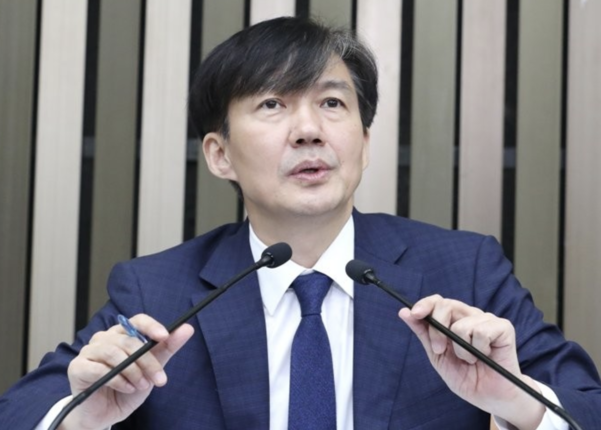 조국 법무부 장관 후보자가 2일 오후 국회에서 저녁 식사를 마치고 다시 시작된 기자간담회에서 취재진의 질문에 답변하고 있다./연합뉴스