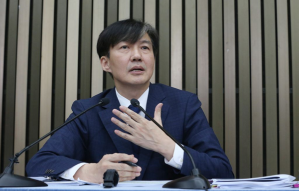 조국 법무부장관 후보자가 지난 2일 서울 여의도 국회에서 기자간담회를 갖고 취재진의 질문에 답하고 있다. /조선DB