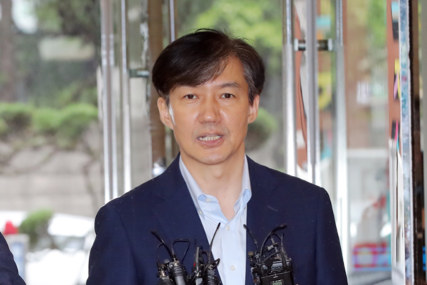 조국 법무부 장관 후보자가 4일 오전 서울 종로구 적선현대빌딩에 마련된 인사청문회 준비단으로 출근하며 취재진 질문에 답하고 있다. /연합뉴스