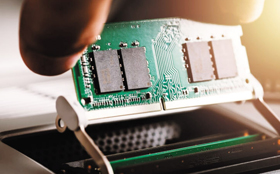 미국 마이크론사의 16Gb DDR4 D램 모듈.