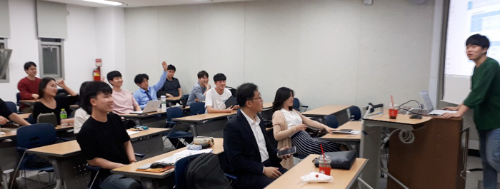 지난 학기 서울 관악구 서울대의 한 강의실에서 서울대 부동산학회 ‘SRC’ 회원들이 ‘부동산 개발 및 금융 기초’를 주제로 토론하고 있다.