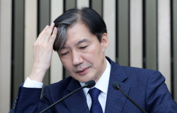 조국 법무장관 후보자가 2일 간담회에서 취재진들의 질문을 받고 있다./연합뉴스