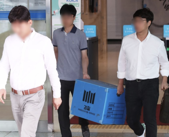 조국 법무장관 후보자와 가족을 둘러싼 의혹을 수사하는 검찰이 조 후보자의 딸 조모 씨의 봉사활동 내역 확인을 위해 3일 경기도 성남시 한국국제협력단(코이카)에 대한 압수수색을 마친 후 압수품을 들고 나오고 있다./연합뉴스