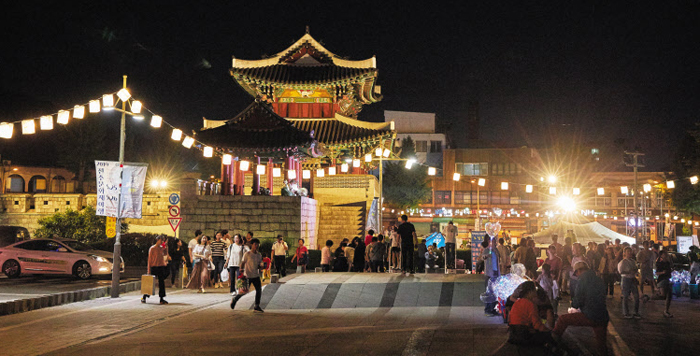 지난 5월 전북 전주 풍남문(豊南門·보물 제308호) 주변에 설치된 한지 등(燈) 아래로 야행 관광객들이 밤마실을 다니고 있다.