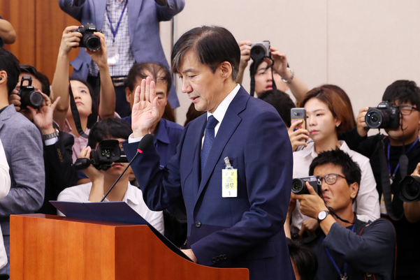 조국 법무부 장관 후보자가 6일 오전 열린 국회 법사위 인사청문회에서 선서하고 있다. /연합뉴스