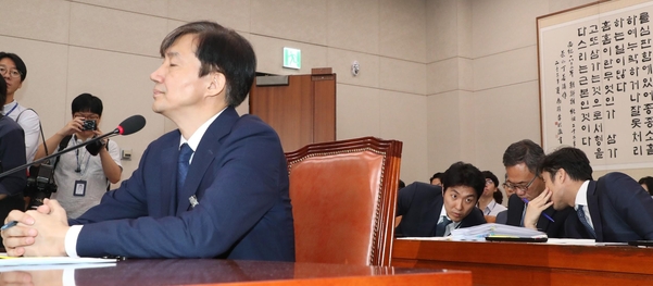 조국 법무장관 후보자가 6일 오전 열린 국회 법사위 인사청문회에서 한국당 의원들의 자료제출 요구에 눈감고 있다. /연합뉴스