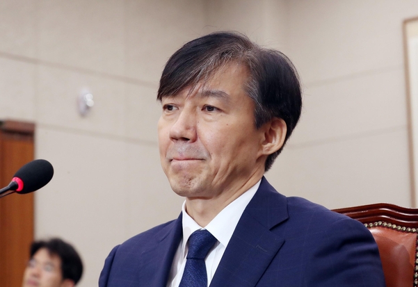 조국 법무부 장관 후보자가 6일 오전 열린 국회 법사위 인사청문회에서 질의를 듣고 있다./연합뉴스