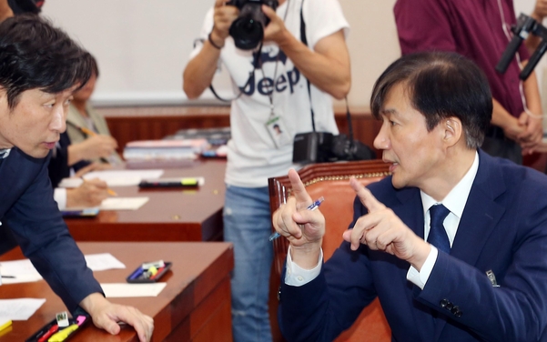 조국 후보자가 6일 인사청문회에서 관계자에게 질의 문답과 관련된 자료를 요청하고 있다. /연합뉴스