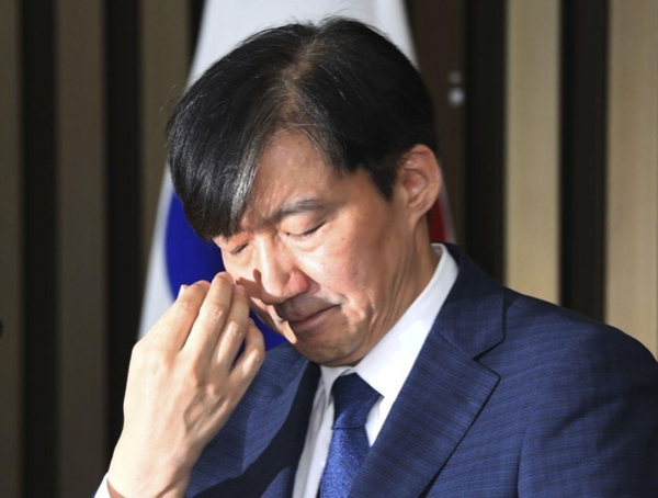 조국 법무장관 후보자가 2일 서울 여의도 국회에서 무제한 기자간담회에서 딸에 대한 언론의 과잉 취재를 말하며 눈물을 훔치고 있다. /남강호 기자