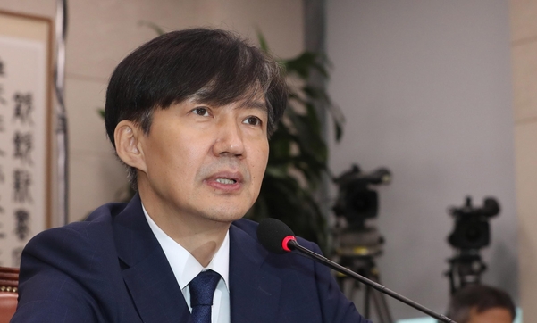 조국 법무부 장관 후보자가 지난 6일 국회 법제사법위원회에서 열린 인사청문회에서 발언하고 있다. /연합뉴스
