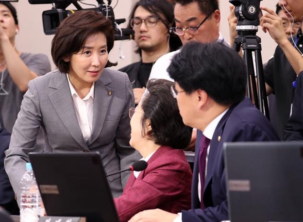 자유한국당 나경원 원내대표가 6일 오후 조국 법무부 장관 후보자 인사청문회가 열리고 있는 국회 법제사법위원회 회의실을 방문해 한국당 의원들과 대화를 나누고 있다. /연합뉴스