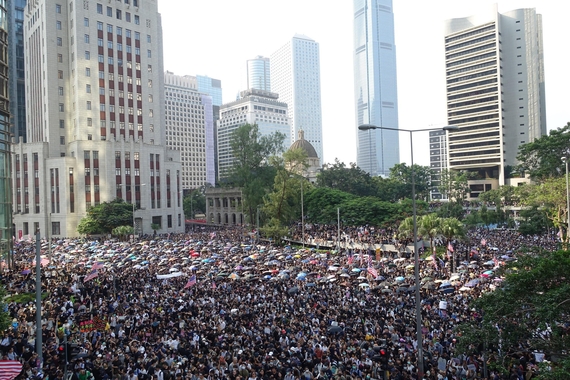 8일 오후 홍콩 홍콩섬 센트럴역과 애드미럴티역 사이에 있는 차터가든 공원에서 미국 의회에 ‘홍콩 인권과 민주주의 법안’ 통과를 촉구하며 홍콩 주재 미국 총영사관으로 행진하는 시위가 열렸다. /홍콩=김남희 특파원