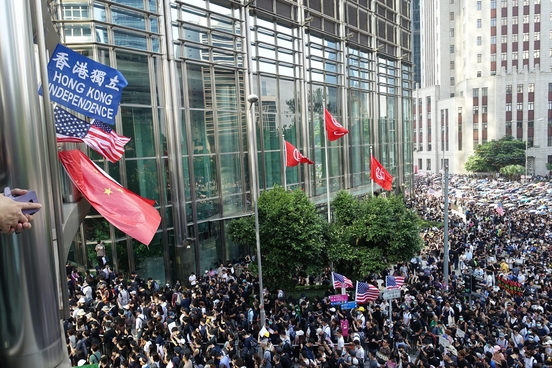 8일 오후 홍콩 홍콩섬 차터가든 공원 주위로 진행된 행진 중 홍콩 독립을 요구하는 파란 깃발과 미국 성조기, 중국 오성홍기가 함께 나부끼고 있다. /홍콩=김남희 특파원