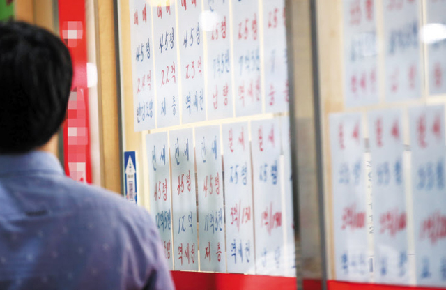 분양가 상한제에도, 서울 아파트값 10주 연속 상승세 - 정부가 지난달 내놓은 민간택지 분양가 상한제 규제안에도 신축 아파트 위주로 가격이 오르면서 서울 아파트 값은 10주 연속 상승세를 보이고 있다. 8일 오전 서울 송파구의 한 공인중개사무소 창문에 아파트 매매, 전·월세 가격이 붙어있다.