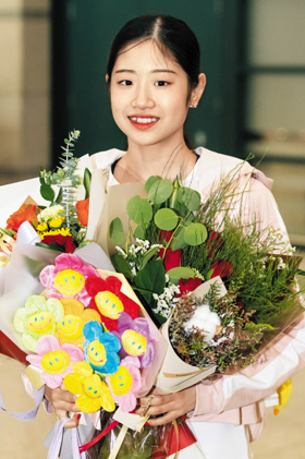 라트비아 리가에서 열린 국제빙상경기연맹(ISU) 피겨스케이팅 주니어 그랑프리 대회 여자 싱글 금메달을 차지한 이해인이 8일 인천국제공항을 통해 귀국하며 웃는 모습.