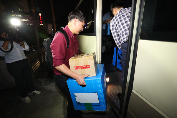 지난달 27일 저녁 서울 강남구의 한 빌딩에서 검찰 관계자들이 조국 법무장관 후보자 가족이 투자한 사모펀드 운용사 코링크프라이빗에쿼티 사무실을 압수수색을 마친 뒤 압수품들을 차량으로 옮기고 있다. /연합뉴스