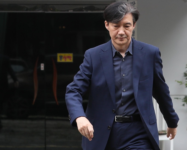 조국 법무부 장관 후보자가 8일 오전 서울 서초구 방배동 자택에서 외출하기 위해 나서고 있다/연합뉴스