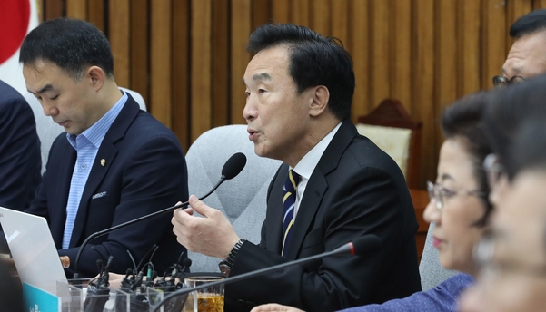 바른미래당 손학규(가운데) 대표가 9일 오전 국회에서 열린 당 최고위원회의 및 확대간부회의에서 발언하고 있다./연합뉴스