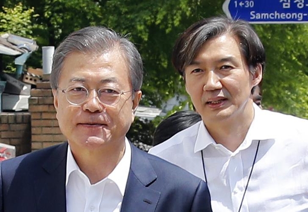 문재인 대통령은 9일 조국 법무부 장관을 임명했다. 사진은 문 대통령 취임 2주년인 지난 5월 10일 서울 종로구 삼청동의 한 식당에서 문 대통령과 식사한 뒤 함께 걷고 있는 조국 당시 민정수석. /연합뉴스