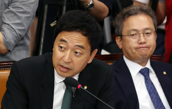 6일 오전 서울 여의도 국회에서 열린 조국 법무부 장관 후보자 인사청문회에서 더불어민주당 금태섭 의원(왼쪽)이 질문하고 있다. /연합뉴스