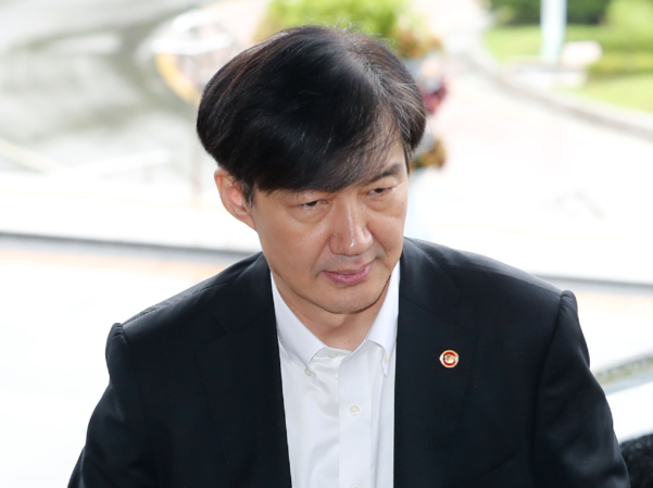 조국 법무부 장관이 10일 오후 정부과천청사 법무부로 출근하고 있다./연합뉴스