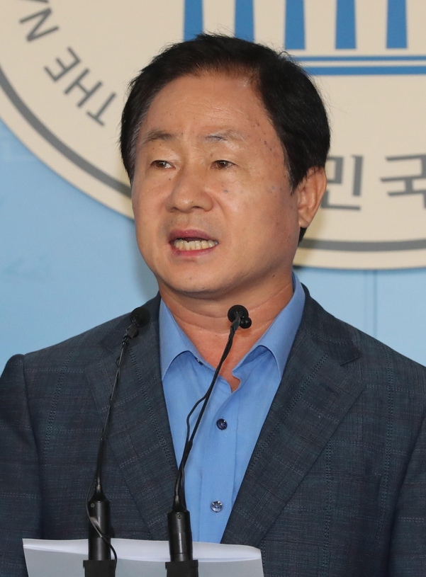 자유한국당 주광덕 의원이 10일 오후 국회 정론관에서 기자회견을 열고 조국 법무부 장관에 대해 '검찰 수사를 방해하고자 하는 인사농단행위를 즉각 중단해주시길 바란다'고 말하고 있다./연합뉴스