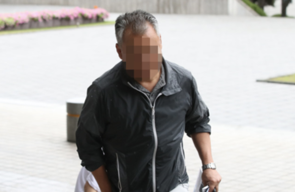 조국 법무장관 일가족이 투자한 사모펀드와 연루된 의혹을 받고 있는 가로등 점멸기 업체 웰스씨앤티 최태식 대표가 지난 4일 검찰에 출두하고 있다. /뉴시스