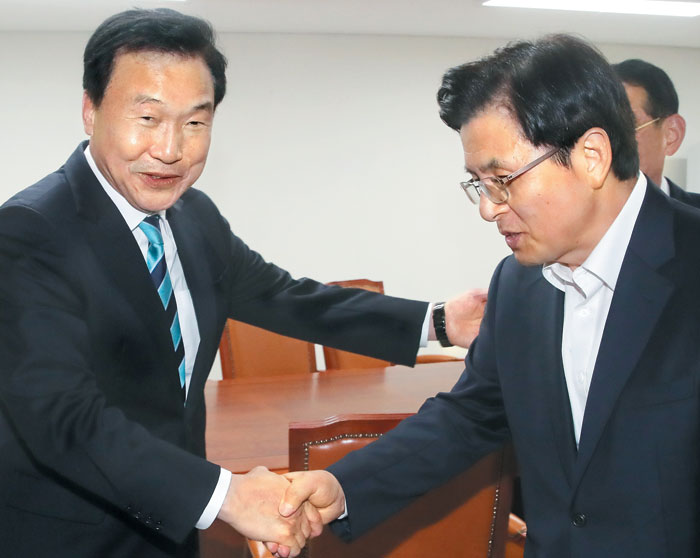 황교안(오른쪽) 자유한국당 대표가 10일 오전 국회에서 손학규(왼쪽) 바른미래당 대표를 찾아 악수하고 있다.