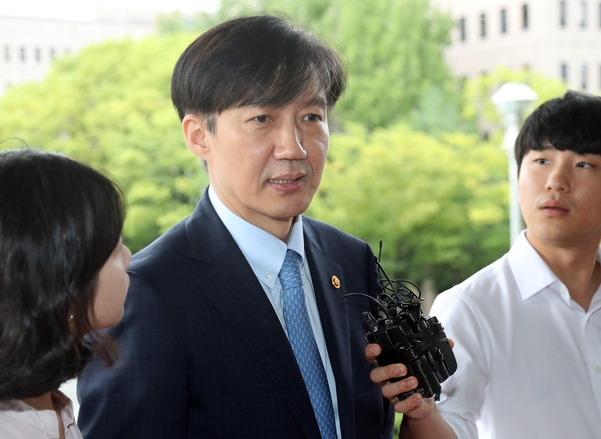 조국 법무장관이 11일 오전 경기도 정부과천청사로 출근하며 기자들의 질문에 답변하고 있다./연합뉴스