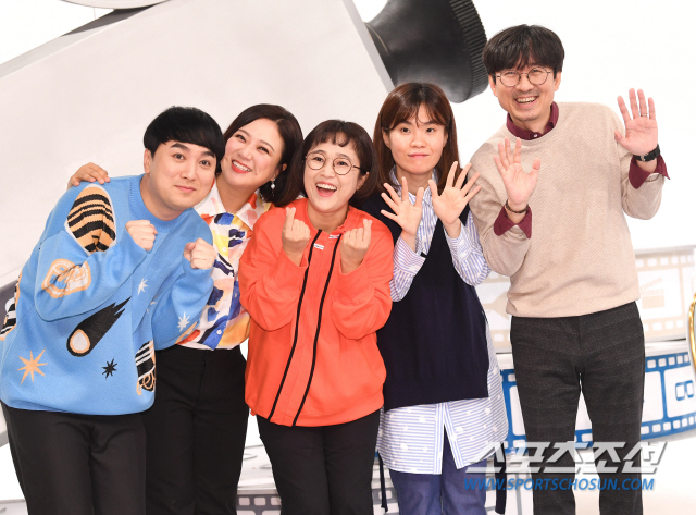 11일 오전 일산 빛마루 방송지원센터에서 스카이드라마 예능 프로그램 '송은이 김숙의 영화보장' 촬영현장 공개 행사가 열렸다. 포즈를 취하고 있는 황제성, 김숙, 송은이, 박지선, 장항준. 일산=송정헌 기자 songs@sportschosun.com/2019.09.11/