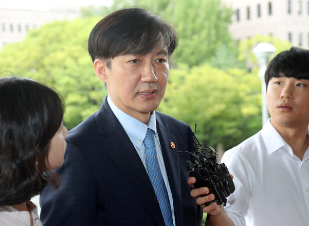조국 법무부 장관이 11일 경기도 정부과천청사로 출근하며 기자들의 질문을 듣고 있다. /연합뉴스