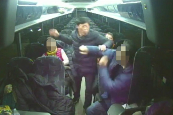 박종철 전 예천군의원이 지난 1월 23일(현지시각) 캐나다 토론토 연수 중 현지 가이드를 폭행하는 모습. 현지 가이드는 이마가 찢어지는 등 부상을 입었다. / 연합뉴스