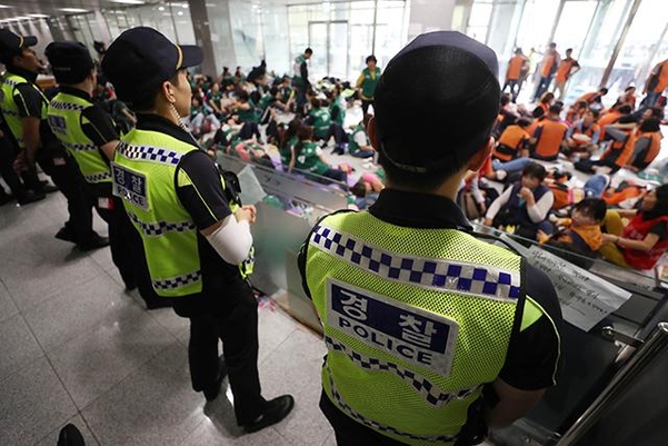 11일 오후 경북 김천시 한국도로공사 본사에서 톨게이트 요금 수납원들이 직접 고용을 요구하며 사흘째 점거 농성을 이어가고 있다. /연합뉴스