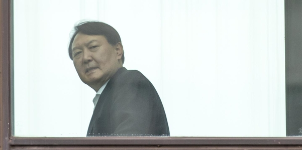 윤석열 검찰총장이 5일 오후 서울 서초구 대검찰청 내부에서 바깥에 대기 중인 취재진들을 바라보고 있다./연합뉴스
