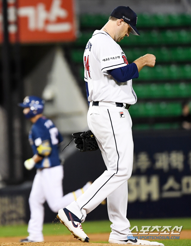 2019 KBO리그 두산 베어스와 NC 다이노스의 경기가 11일 오후 서울 잠실야구장에서 열렸다. 3회초 선두타자 NC 지석훈에게 솔로포를 허용한 두산 선발 린드블럼이 아쉬워하고 있다. 잠실=박재만 기자 pjm@sportschosun.com/2019.09.11/