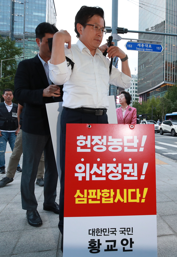 자유한국당 황교안 대표가 11일 오후 서울 광화문광장 앞 세종대로 사거리에서 조국 법무부 장관 임명 철회 1인 시위를 하고 있다./연합뉴스