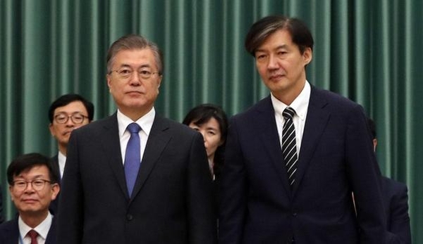 문재인 대통령(왼쪽)이 9일 오후 청와대에서 조국 신임 법무부 장관 등에게 임명장을 수여한 뒤 기념촬영을 하고 있다. /연합뉴스