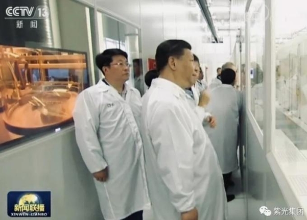 2018년 4월 칭화유니 계열사의 우한 반도체 공장을 시찰한 시진핑 중국 국가주석을 자오웨이궈 칭화유니 회장이 수행하고 있다./칭화유니