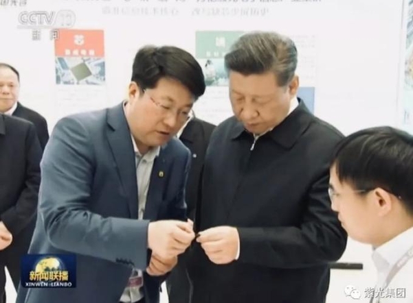 2018년 4월 칭화유니 계열사의 우한 반도체 공장을 시찰한 시진핑 중국 국가주석을 자오웨이궈 칭화유니 회장이 수행하고 있다./칭화유니
