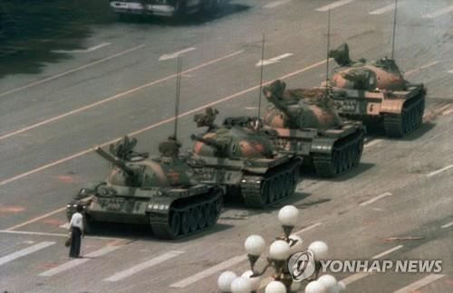 1989년 중국의 6·4 톈안먼(天安門) 민주화 시위 때 맨몸으로 진압군의 탱크에 맞선 '탱크맨'(Tank Man)의 모습을 카메라 앵글에 담은 사진기자 중 한 명인 찰리 콜이 별세했다. 향년 64세. /연합뉴스