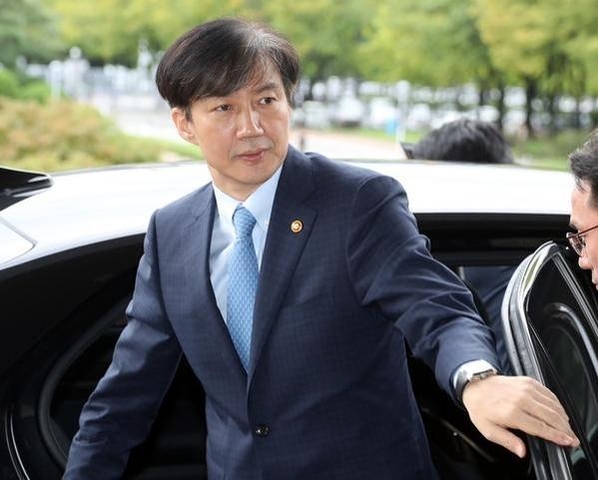 조국 법무장관이 11일 오전 경기도 정부과천청사로 출근하고 있다./연합뉴스